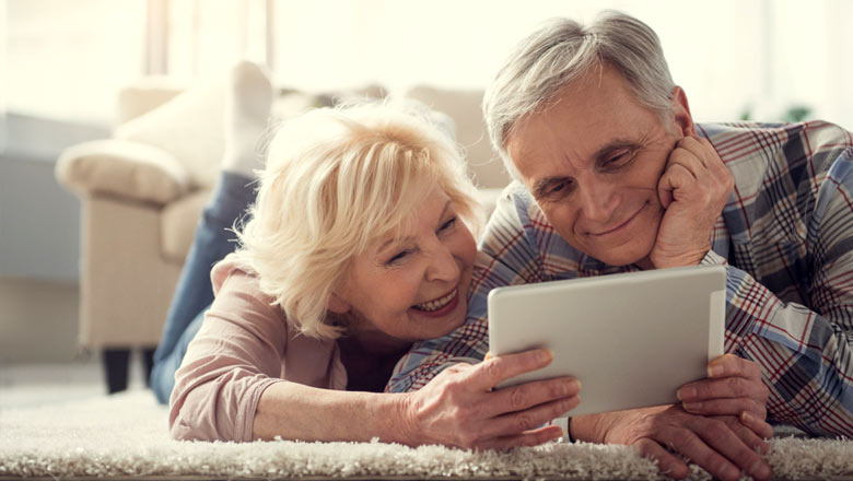 couple reading a note